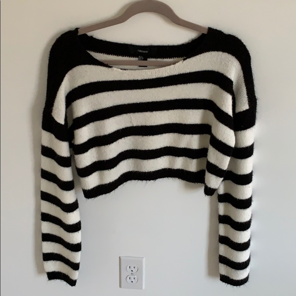 Black and white stripped cropped sweater